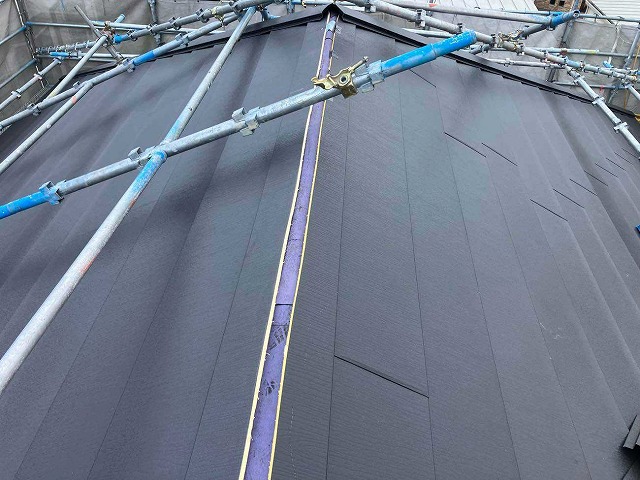 尾張旭市にてスーパーガルテクトで屋根カバー工事を実施した屋根へ、棟板金を設置